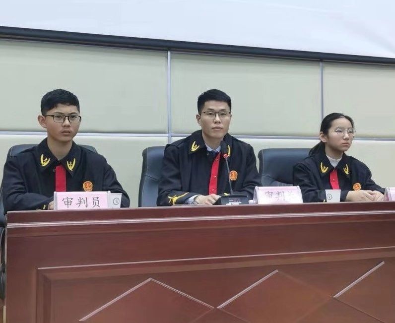 徐朝律师赴一六八新店花园学校授课